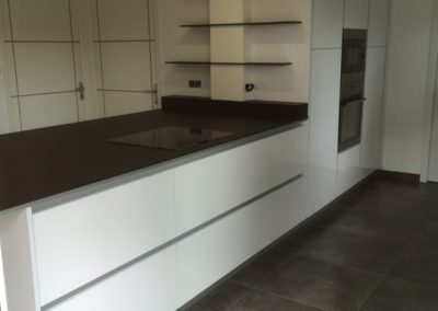 cuisine-plan-compact-noir-blanc-400x284